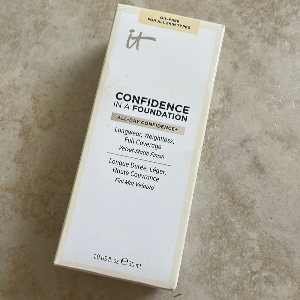 It cosmetics confidence in a foundation shade 130 light sand (w)